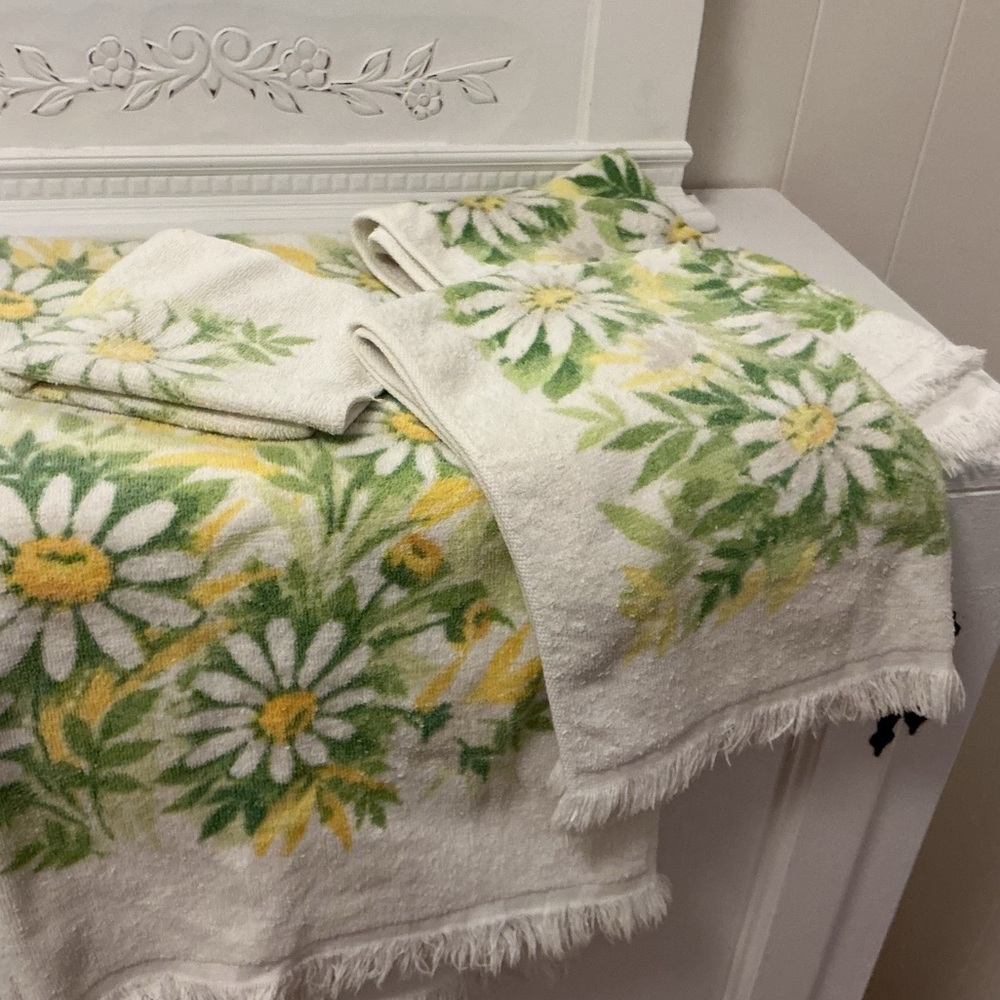 Vintage Set of Springmaid Bath Towels Each measure - Picture 13 of 14